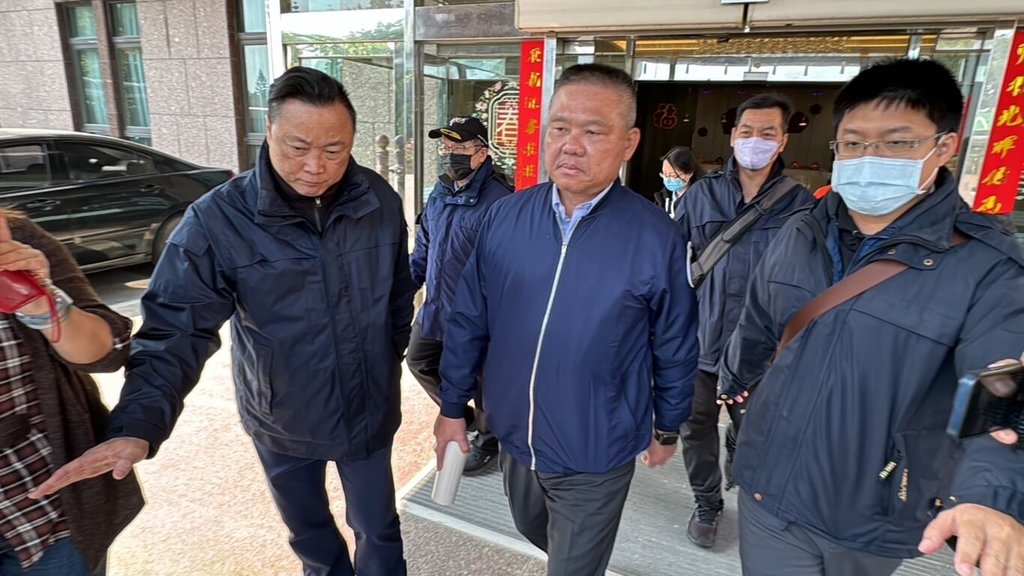 中國快艇翻覆案,死者家屬與中方代表及海巡署副署長許靜芝(前右2)等人3日閉門協商,海巡等部分人員下午搭機返台。民眾提供