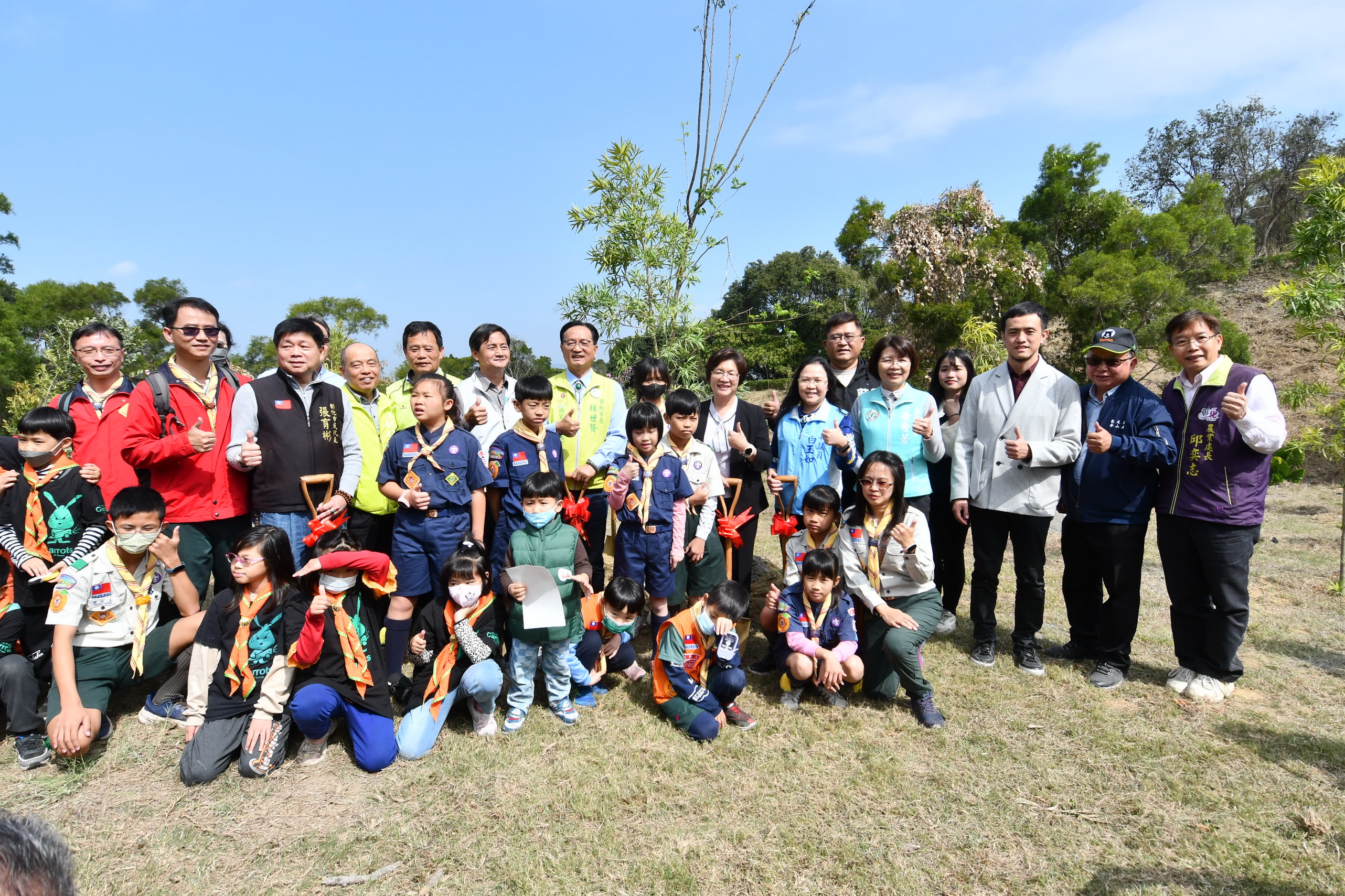 ▲彰化縣113年植樹活動-一起集點樹活動，現場有大小童軍、社區民眾，一起來參與蛻變魔法森林，現場發送4種台灣原生種樹苗給鄉親。（記者張溎壕攝）