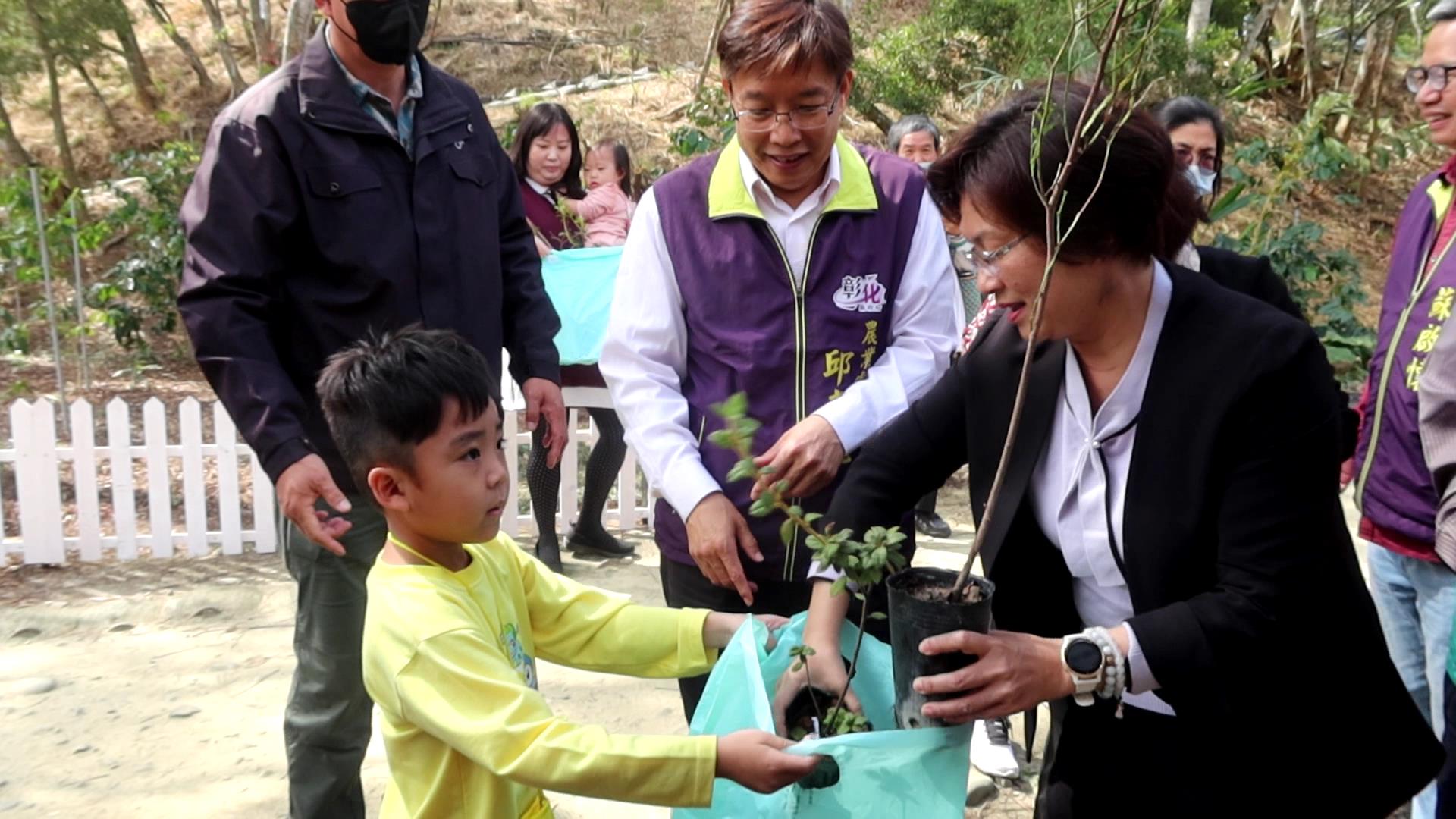 ▲彰化縣113年植樹活動-一起集點樹活動，現場有大小童軍、社區民眾，一起來參與蛻變魔法森林，現場發送4種台灣原生種樹苗給鄉親。（記者張溎壕攝）