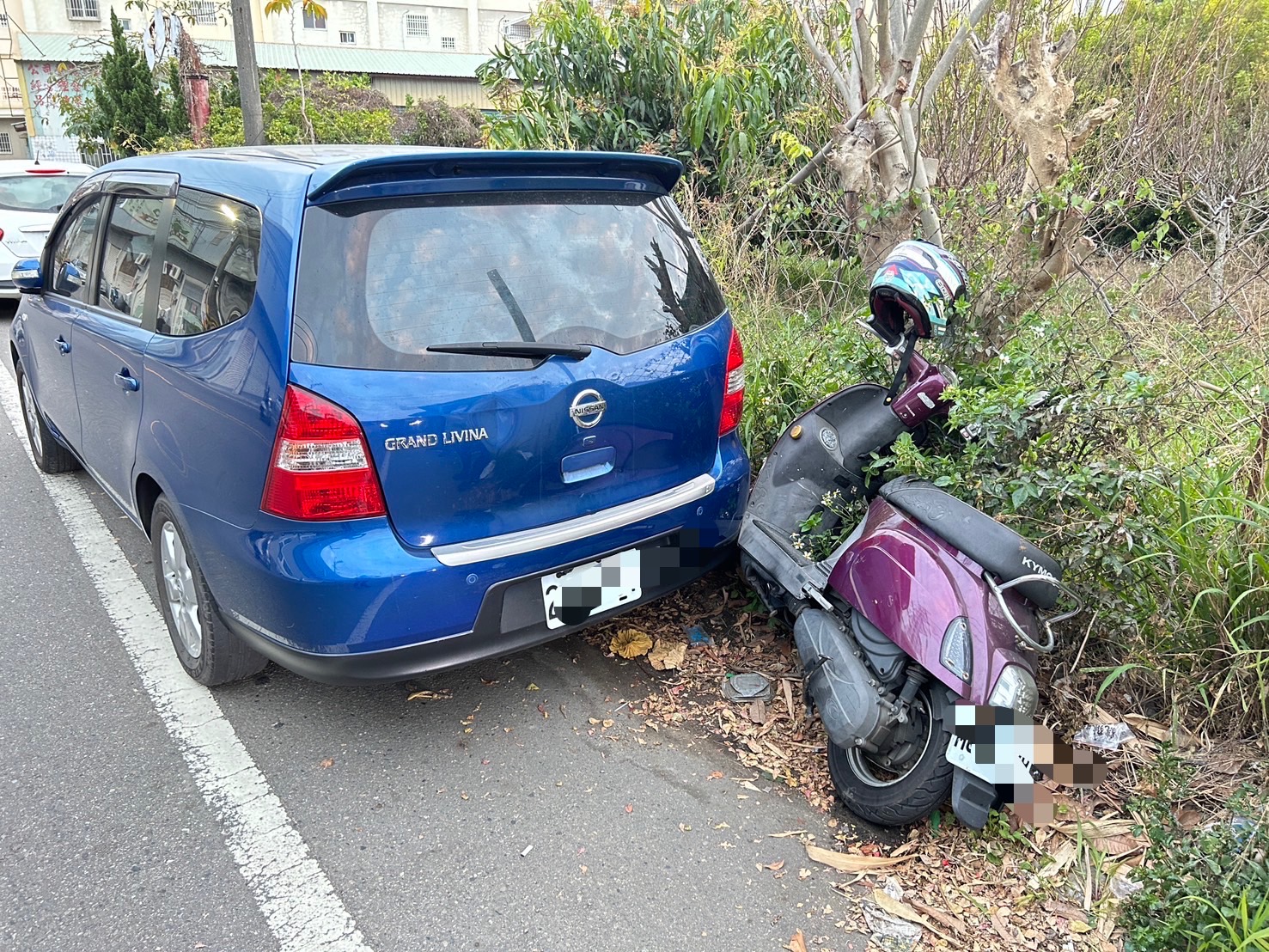 ▲一名年屆六旬的吳姓老翁騎乘機車，突然跨越雙黃線逆向行駛，與對向騎乘的傅姓婦人相撞，老翁在肇事後逃逸，沒有停車或報案。（記者張溎壕翻攝）