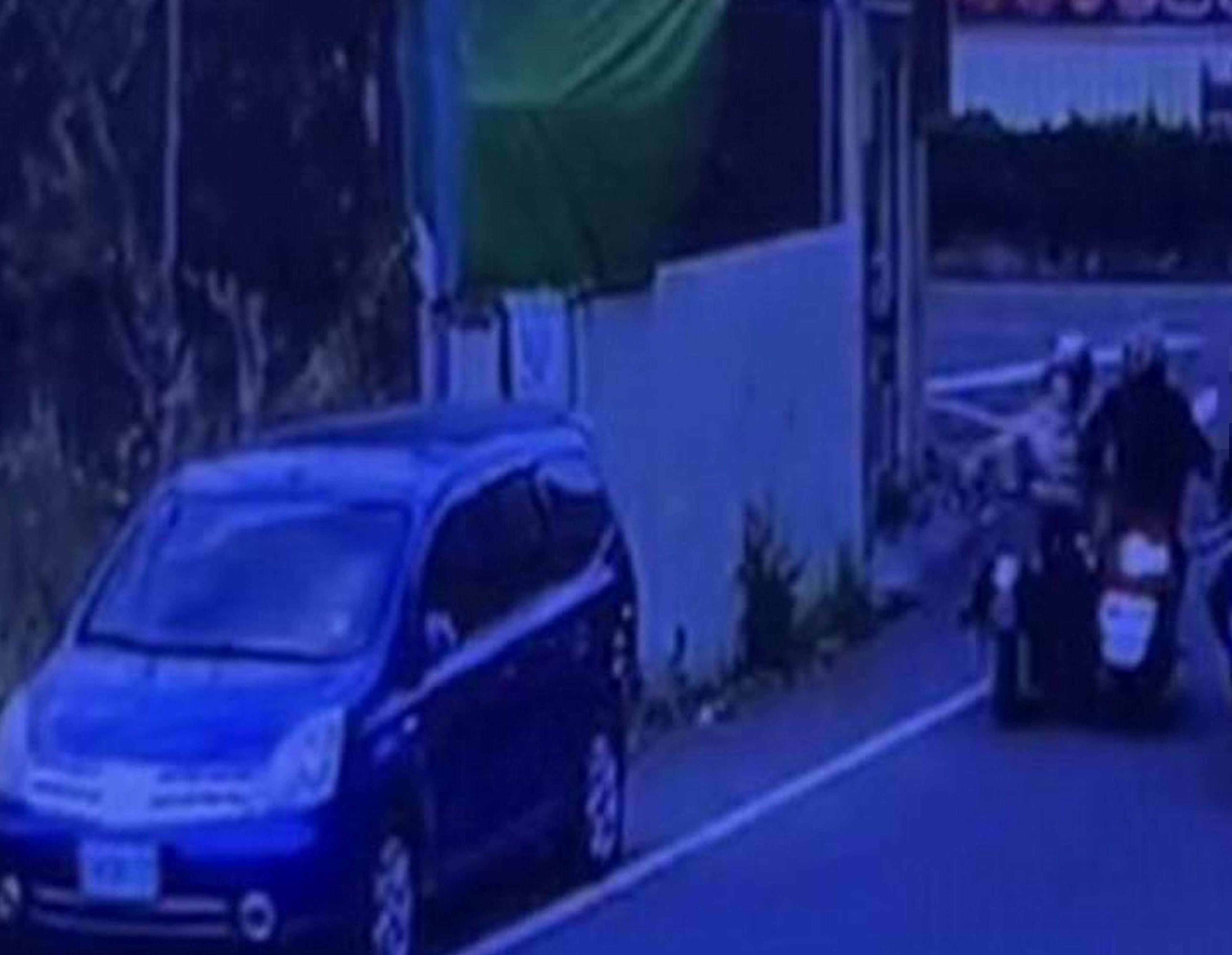 ▲一名年屆六旬的吳姓老翁騎乘機車，突然跨越雙黃線逆向行駛，與對向騎乘的傅姓婦人相撞，老翁在肇事後逃逸，沒有停車或報案。（記者張溎壕翻攝）