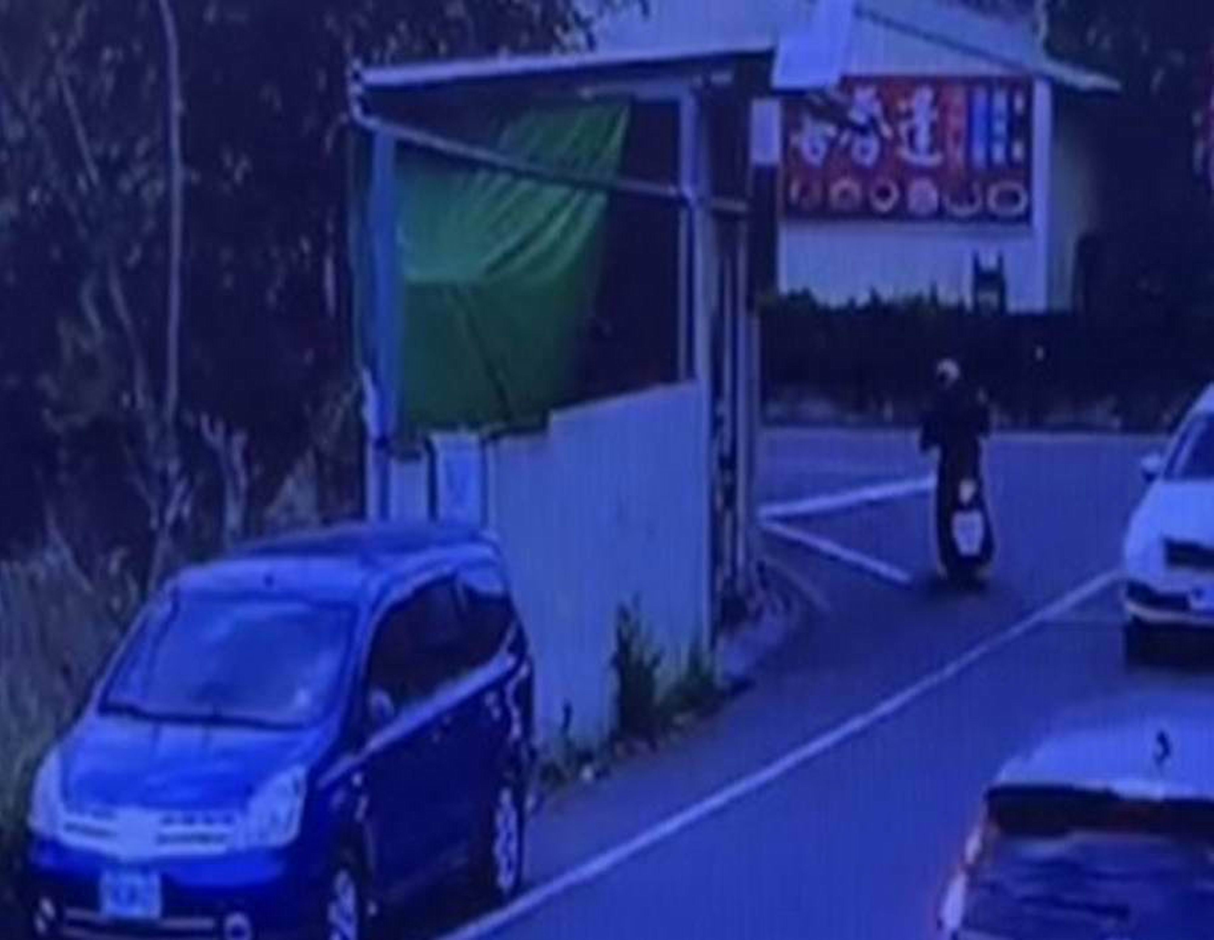 ▲一名年屆六旬的吳姓老翁騎乘機車，突然跨越雙黃線逆向行駛，與對向騎乘的傅姓婦人相撞，老翁在肇事後逃逸，沒有停車或報案。（記者張溎壕翻攝）