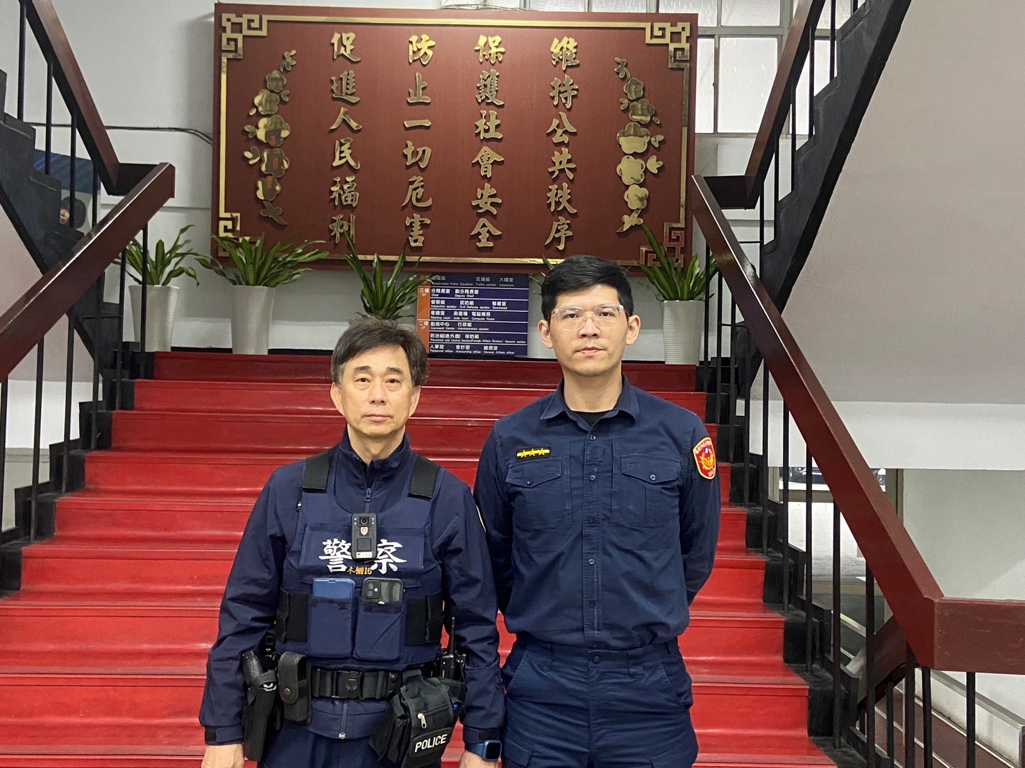 木柵派出所巡佐沈勝雄（圖左） 陳緯勳（圖右）於興隆路4段105巷口發現一名林姓男子行為可疑，違規穿越車道，隨即攔查，該男子竟是臺北地檢署通緝的詐欺犯嫌。（記者黃荷琇 翻攝）