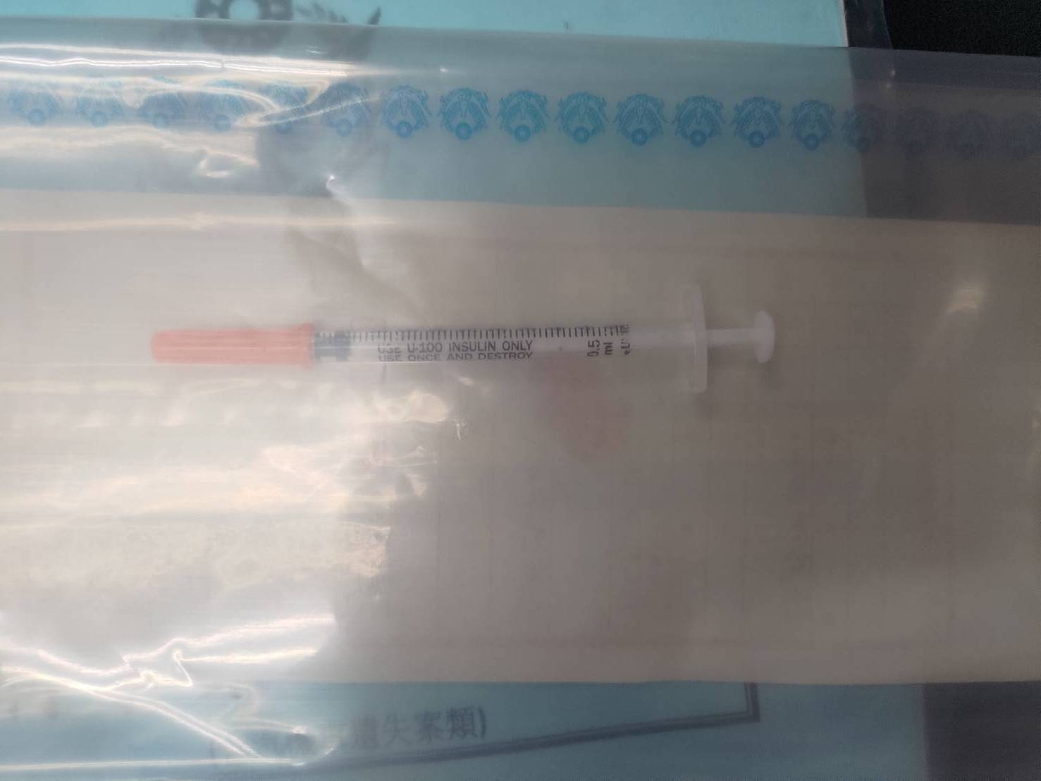 員警在對林姓男子執行附帶搜索時，在其隨身攜帶的包包內搜到一支疑似注射毒品的針筒。（記者黃荷琇 翻攝）