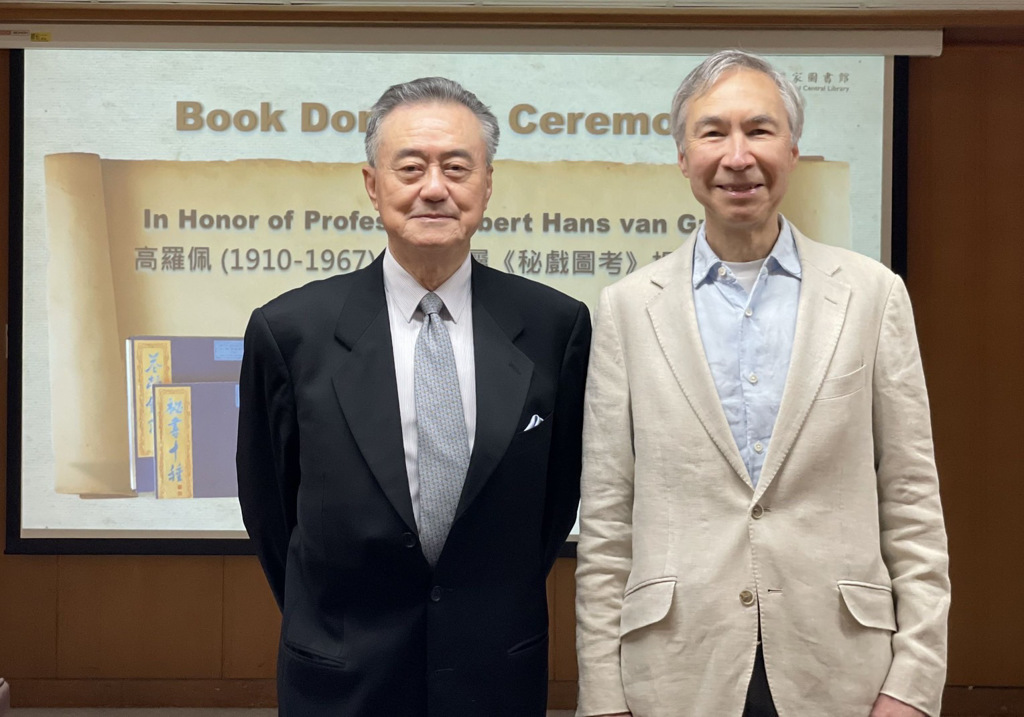 Thomas M. van Gulik(右)代表家族捐贈給國圖館一部他父親漢學家高羅佩(Robert Hans van Gulik)所著「秘戲圖考: 附論漢代至清代的中國性生活」套書一套三册。筆者參加捐贈儀式。(圖/國圖館提供)