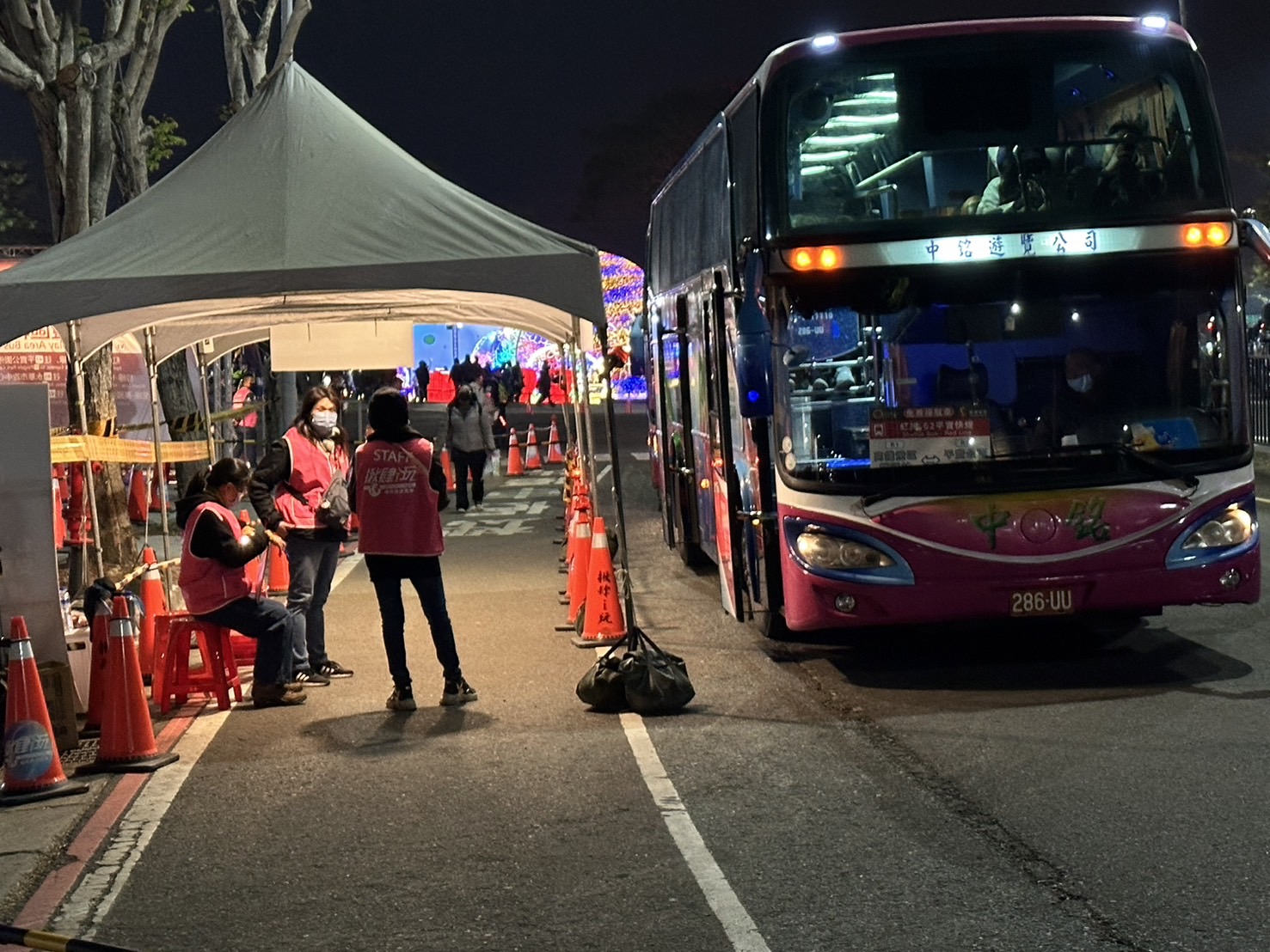 台灣燈會假日人潮多 南市府呼籲尖峰時間多利用外圍停車場，或改搭高鐵、台鐵以及接駁車