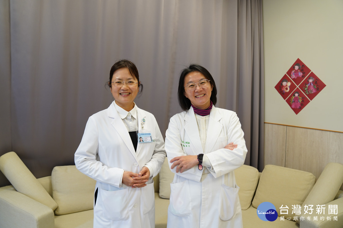 右為身心科主王明鈺，左為內分泌及新陳代謝科謝明蓁醫師。