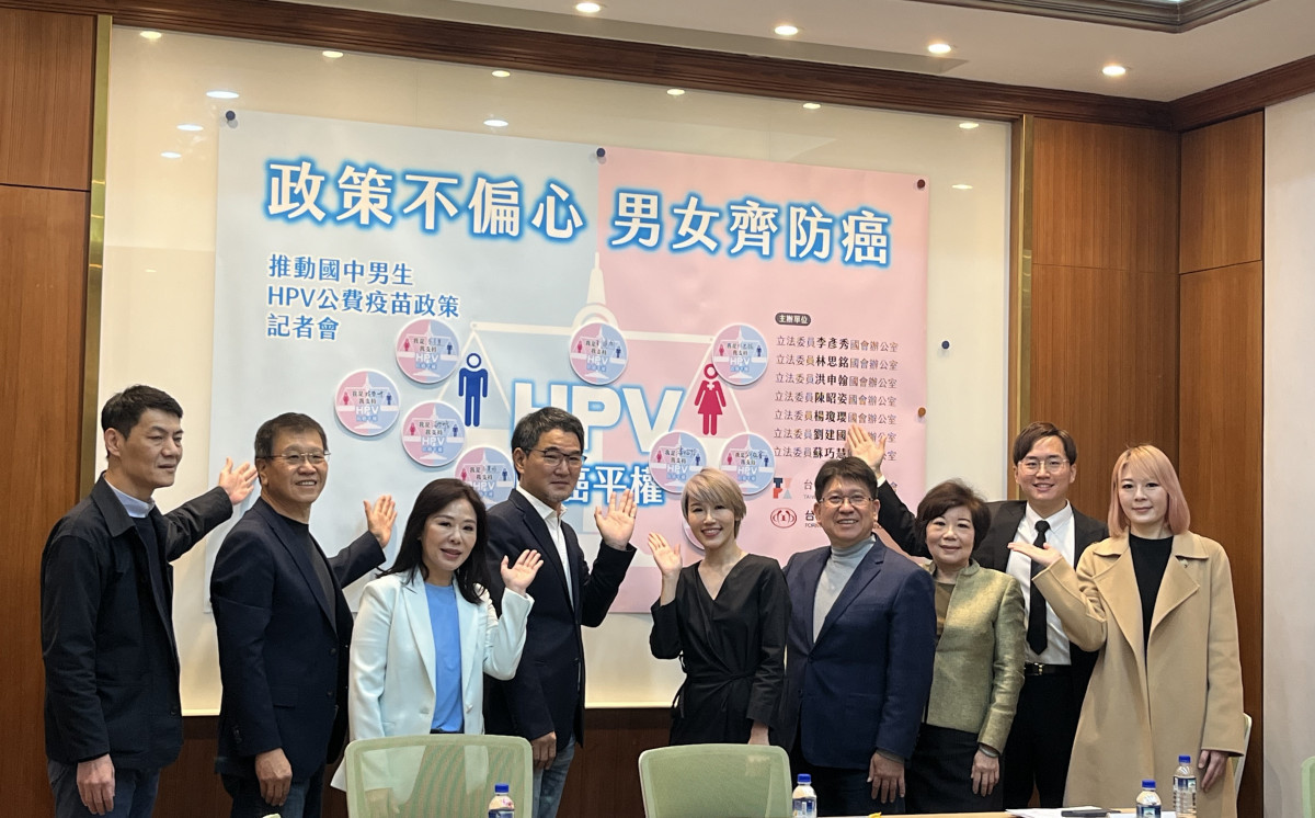 「政策不偏心 男女齊防癌」記者會大合照(由左至右-台北市家長會長林哲州、全國家長會長聯盟理事長張哲維、立法委員李彥秀、立法委員劉建國、台灣年輕病友協會理事長潘怡伶、立法委員林思銘、台灣癌症基金會副執行長蔡麗娟、台灣年輕病友協會副理事長劉桓睿、台灣年輕病友協會秘書長陳渃晴)。