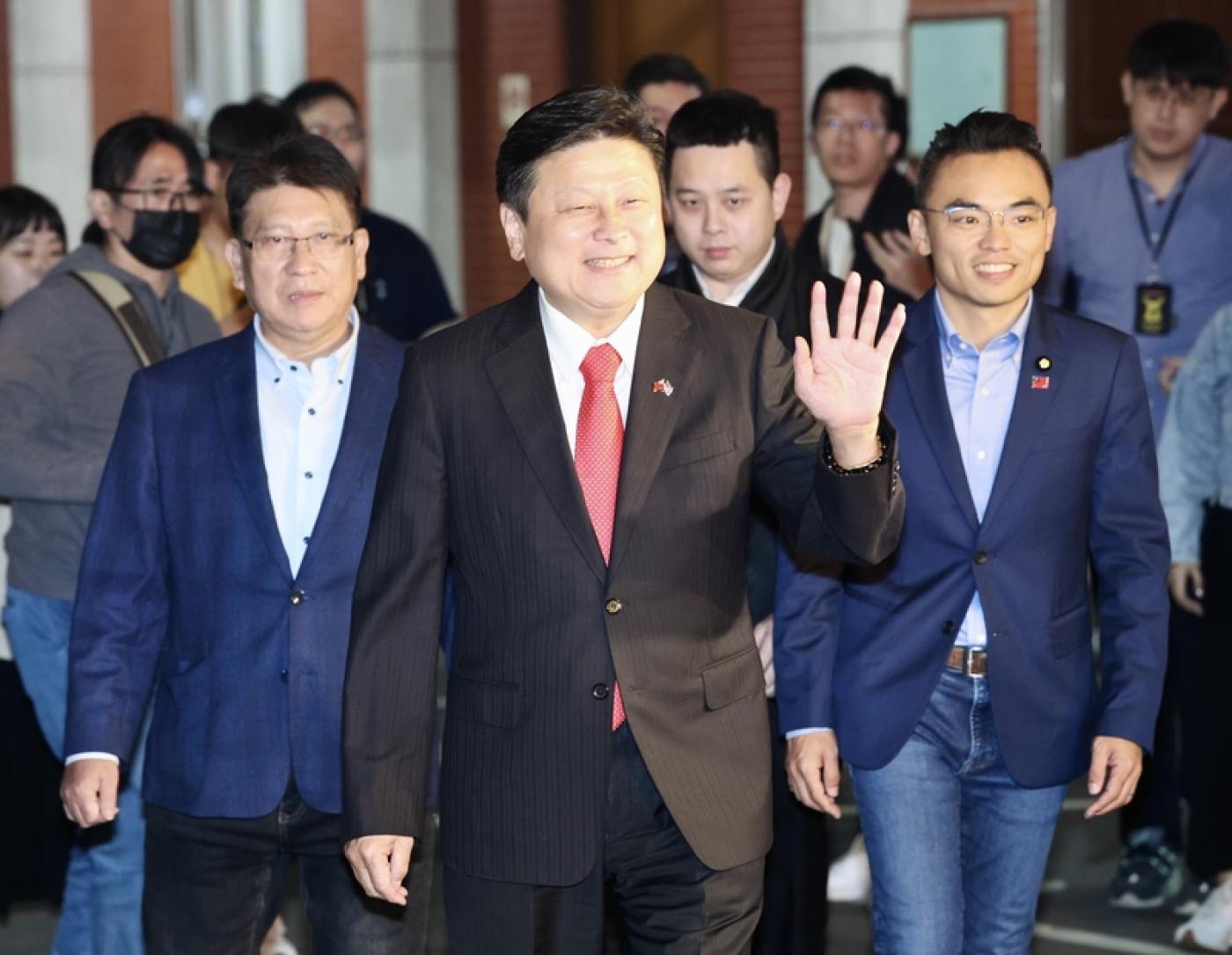 國民黨團總召傅崐萁(中)表示,今天將正式提出國會改革5法,送到立法院議事處,並於明天排入程序委員會。中央社資照