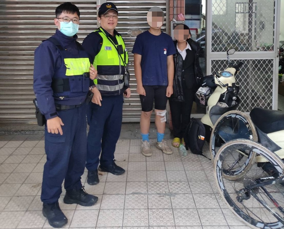 ▲圖說:員警費了九牛二虎之力才找到小路「犁田」少年,連人帶車送返家 (圖/台中市政府提供)