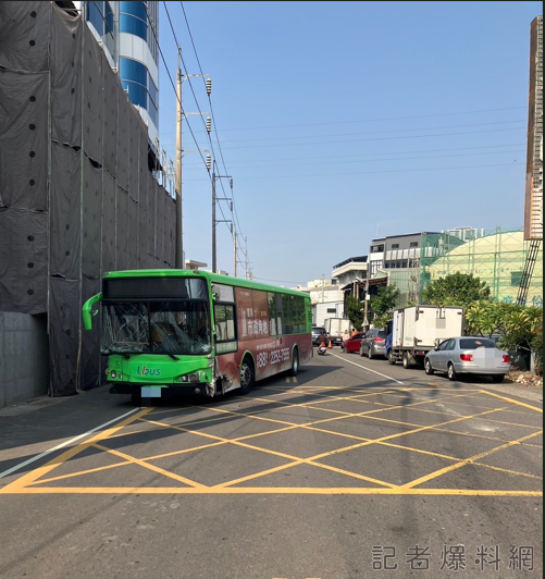 公車 失控 撞車 司機 身體不適