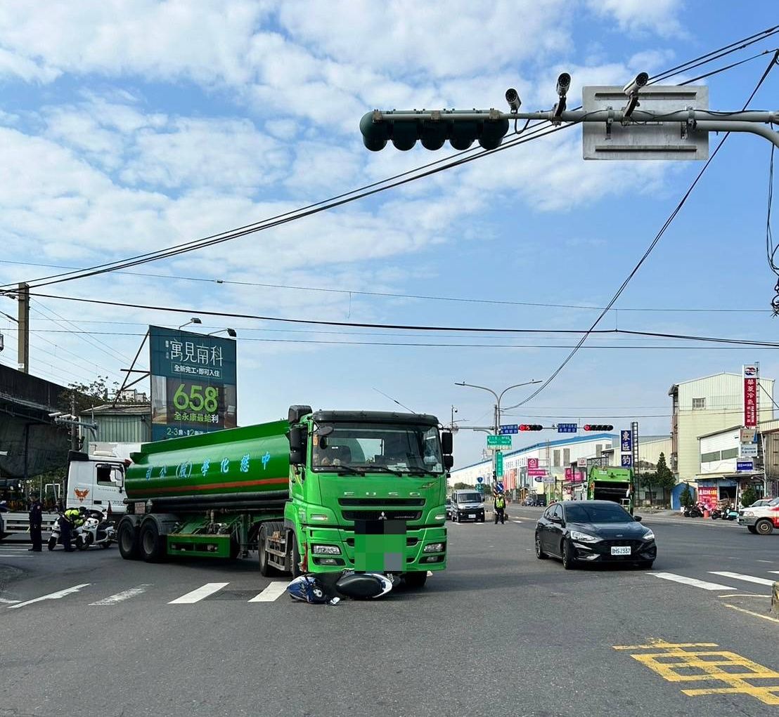 ▲台南市永康區今日上午發生一起死亡車禍,一台油罐車與機車發生碰撞,造成機車騎士當場死亡。(圖/記者陳彥霖翻攝)