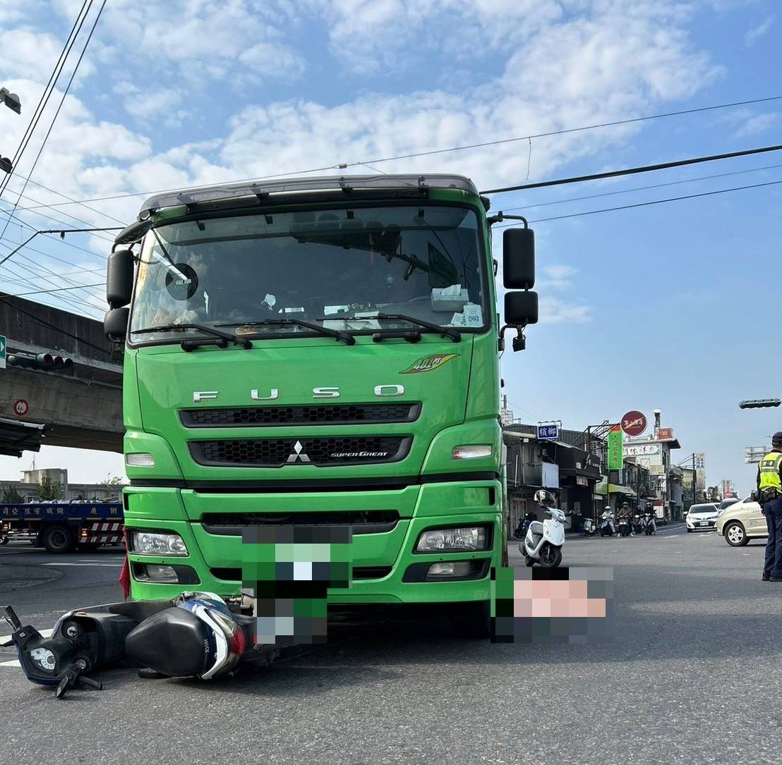 ▲台南市永康區今日上午發生一起死亡車禍，一台油罐車與機車發生碰撞，造成機車騎士當場死亡。（圖／記者陳彥霖翻攝）