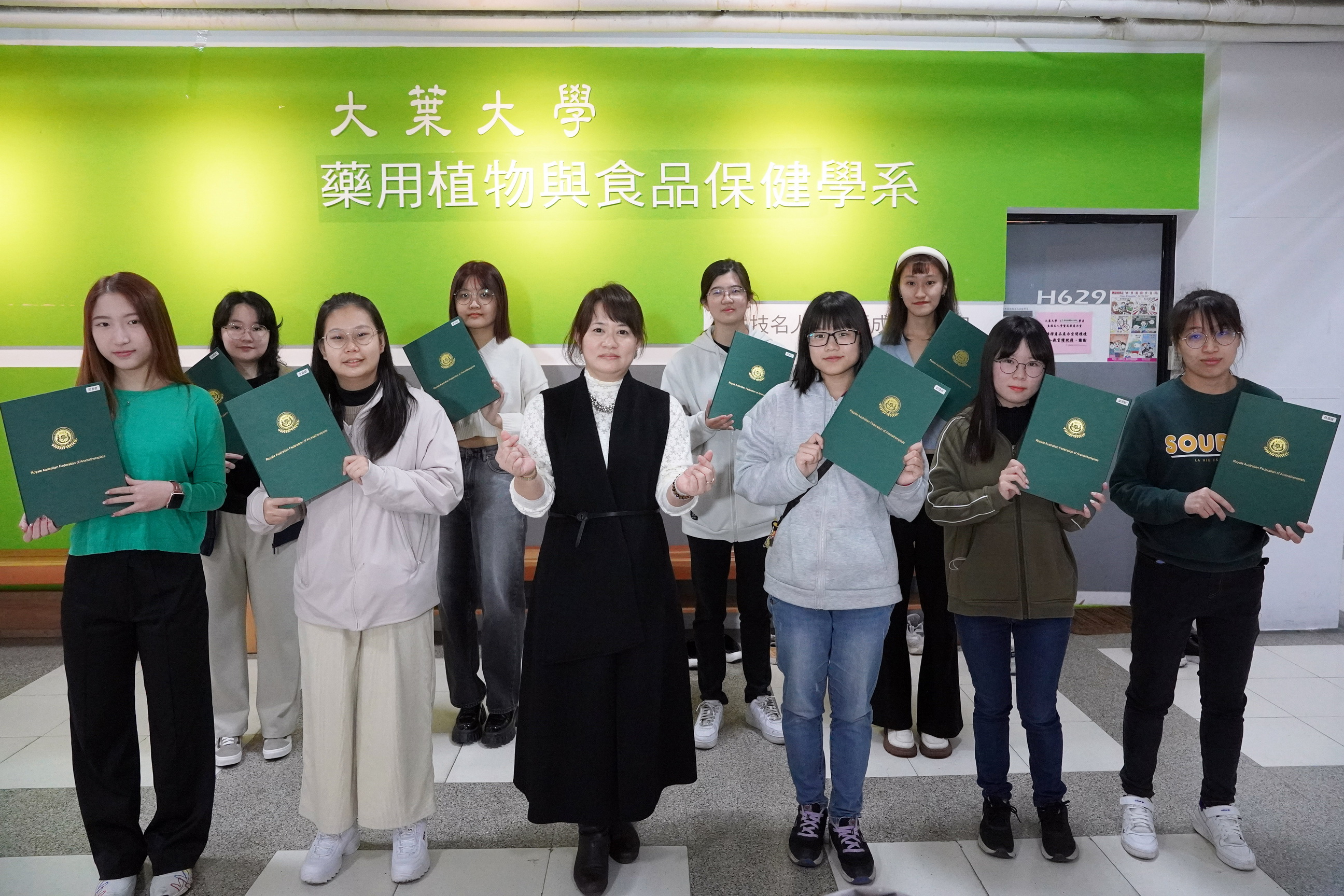 ▲大葉大學藥保系張淑微老師(前排右三)輔導學生考取國際芳療證照。（記者張溎壕攝）