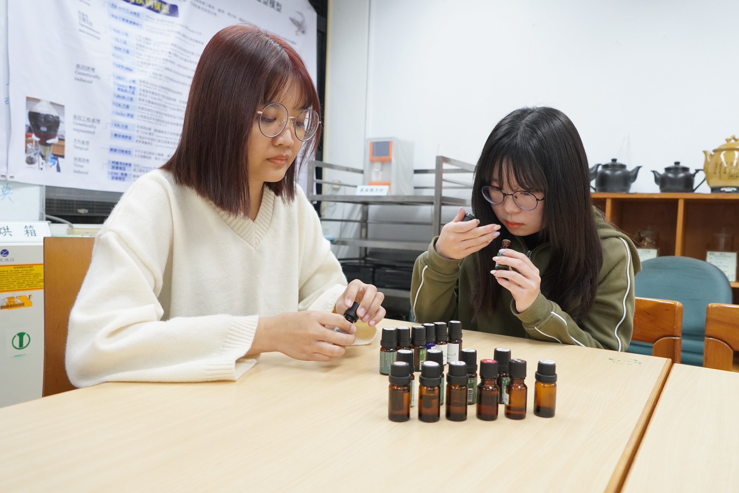 ▲大葉大學藥保系學生練習嗅香。（記者張溎壕攝）