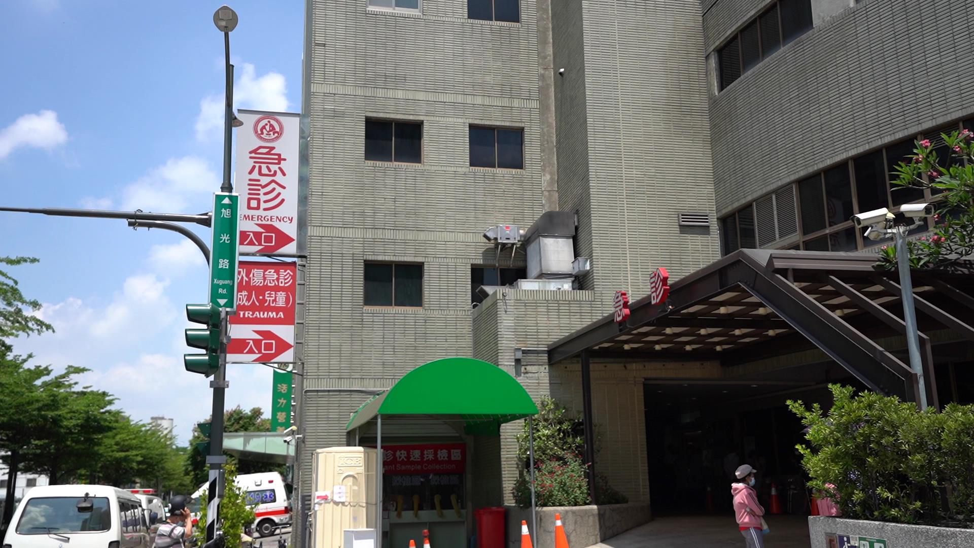 ▲彰化基督教醫院仍極力在搶救妹妹，骨科醫師為她完成完成右大腿骨折固定手術。（記者張溎壕攝）