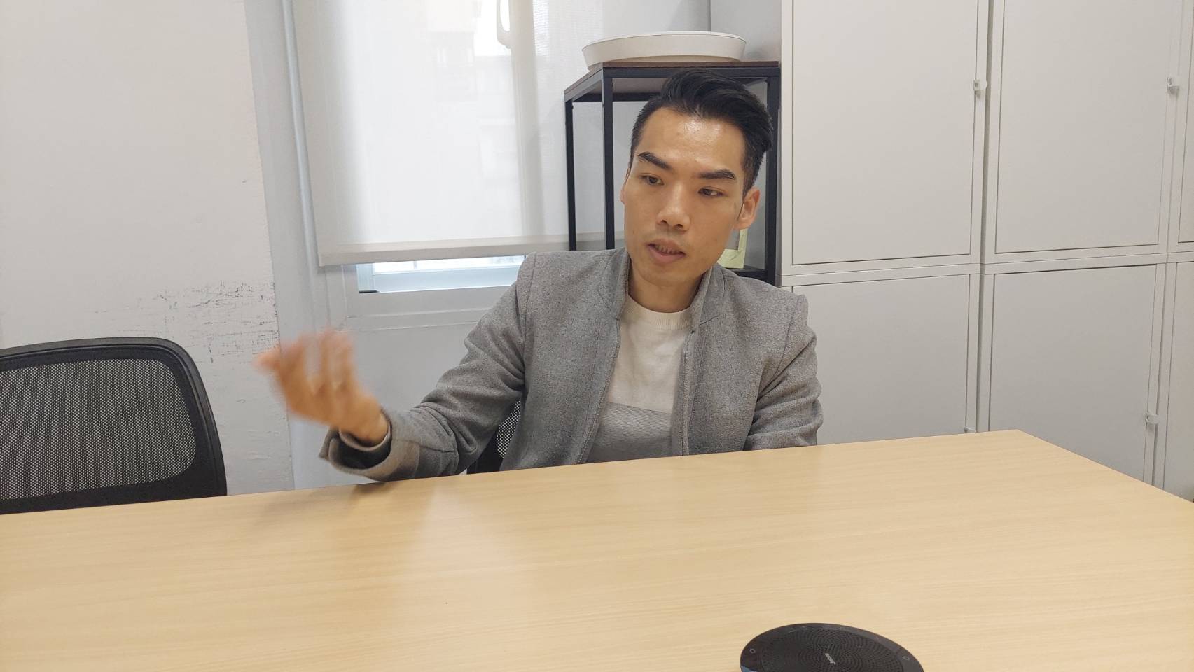 超食力動事長李銪浤受訪指控前董座黃嘉烽拿走公司印鑑章並提領公司款項不還,還要求退股,事後協調也沒下文,無奈提告透過司法解決爭議。(圖/李銪浤受訪照)