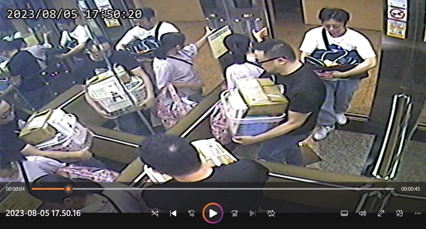 黃嘉烽與1男1女拿著整箱物品搭電梯離開公司,李銪浤以該畫面當證據,控告黃竊取公司大小章等文件。(圖/李銪浤提供)