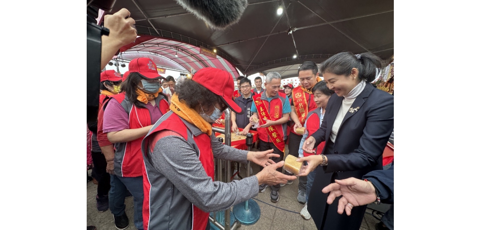 許淑華參與受天宮擔米糕桃祝壽及開香揭桃儀式
