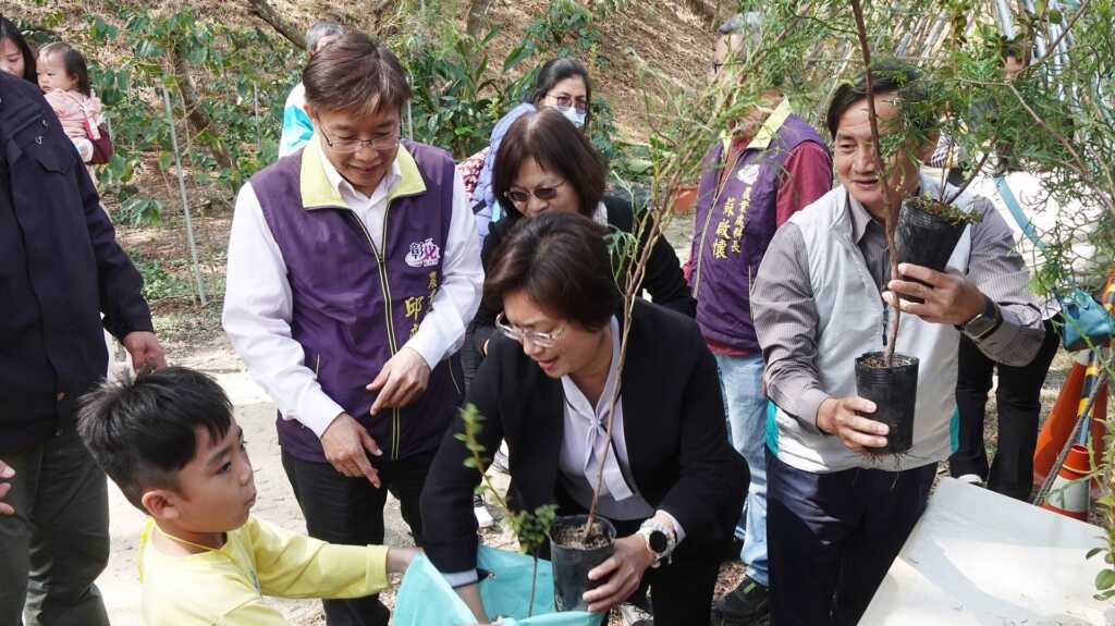 ▲彰化縣植樹活動提供4種台灣原生種樹苗包括台灣肖楠、金毛杜鵑、厚葉石斑木及楓香等各500株,共2000株分送給鄉親。(記者林明佑攝)
