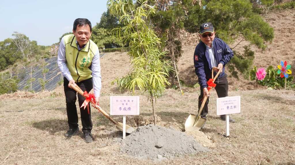 ▲縣議員李成濟與交通部觀光局參山國家風景區管理處長曹忠猷一同種樹。(記者林明佑攝)