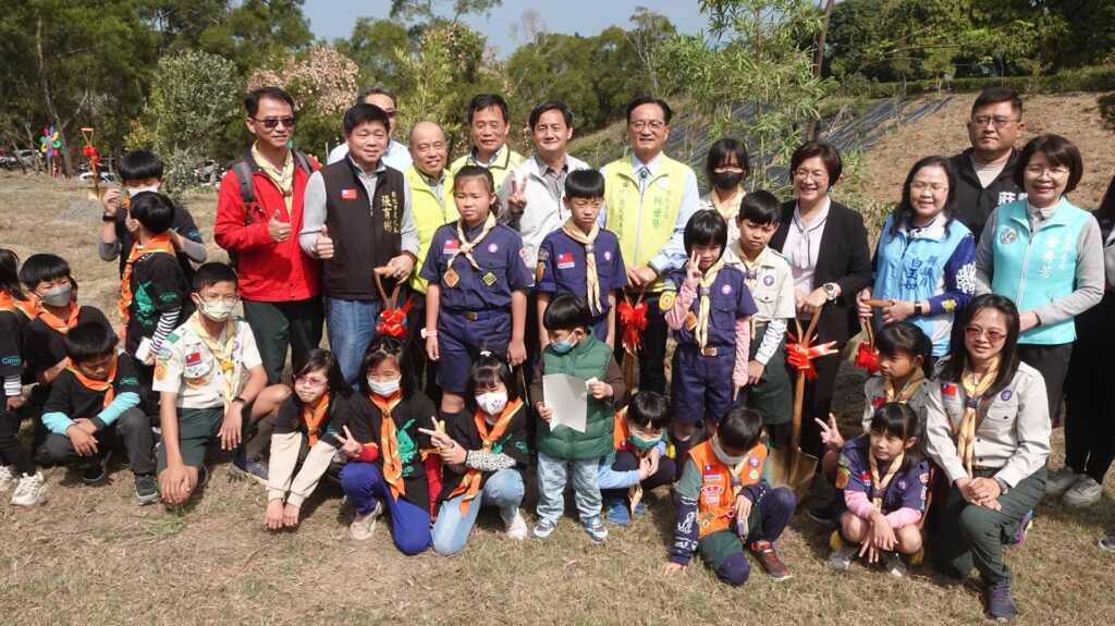 ▲彰化縣植樹活動今天在香山步道東方公園熱鬧登場。(記者林明佑攝)
