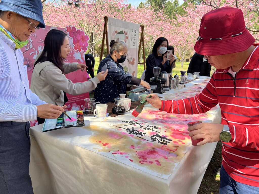 ▲九族文化村與在地的產業連結，融入文學與藝術的精緻賞櫻加以發揚光大，讓地方資源和詩歌融合，成為賞櫻的另類風景。（張玉泰翻攝）