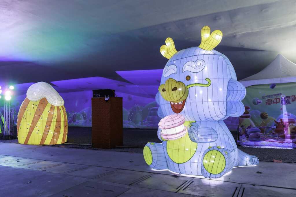 ▲晚上來馬卡龍燈區享受甜蜜氛圍。(台中市政府提供)