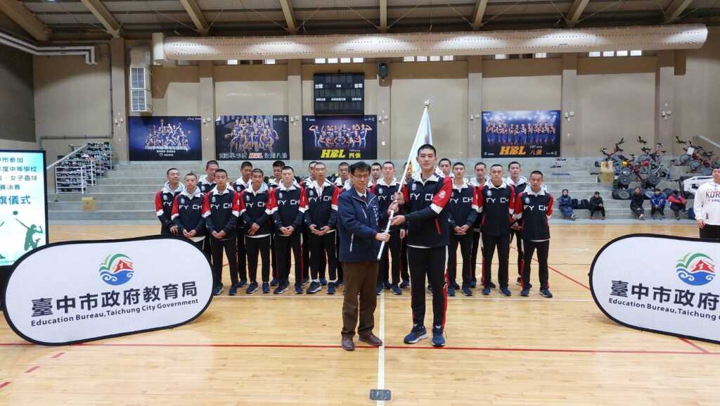 ▲教育局長為豐商男排隊授旗,預祝旗開得勝。(台中市政府提供)
