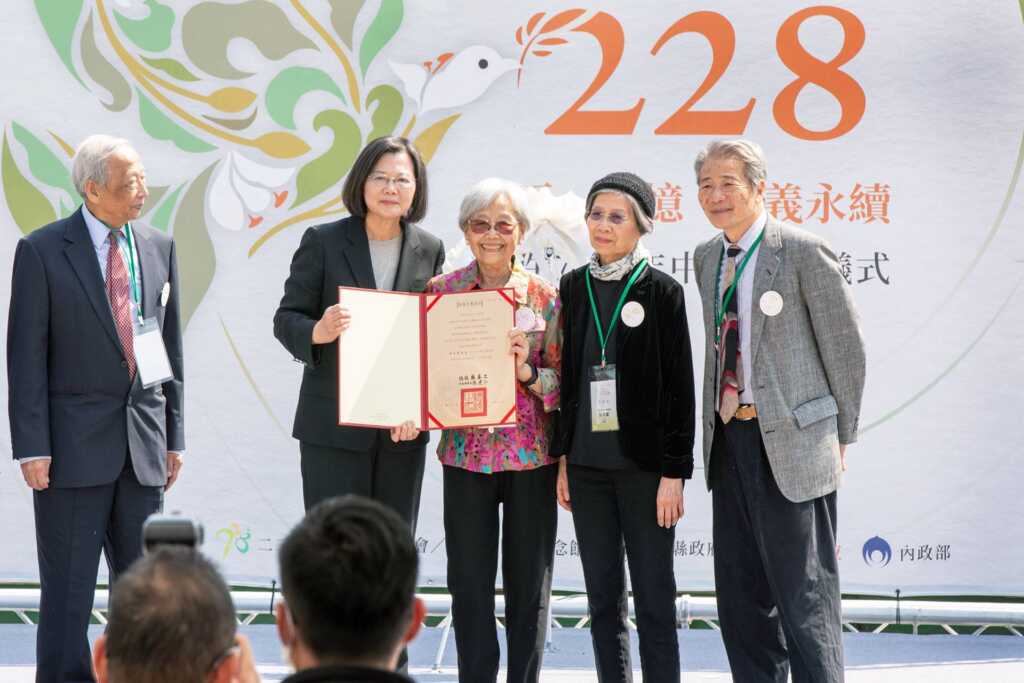 ▲蔡英文總統頒發「回復名譽證書」予受難者家屬吳真希、杜春源、江榮森及何黎蘭。(總統府提供)