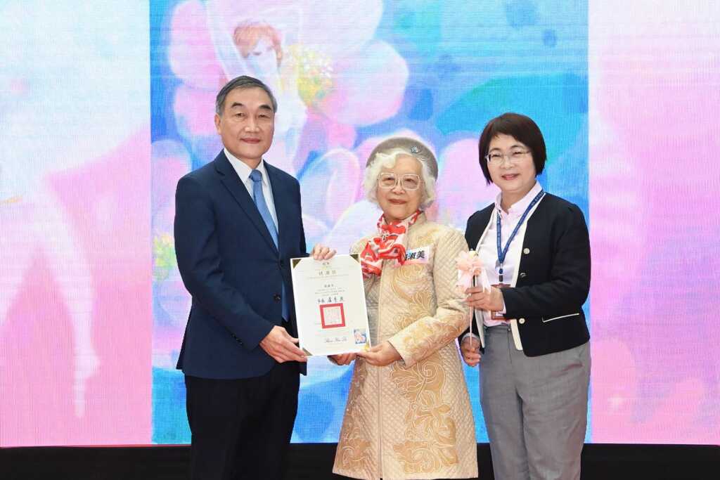 ▲副市長黃國榮代表市長盧秀燕出席開幕活動,對於藝術家們多年來投入藝術創作的熱情與堅持表示感佩,也期許藝術家們持續累積能量,讓女性的力量持續被看見。(記者張玉泰翻攝)