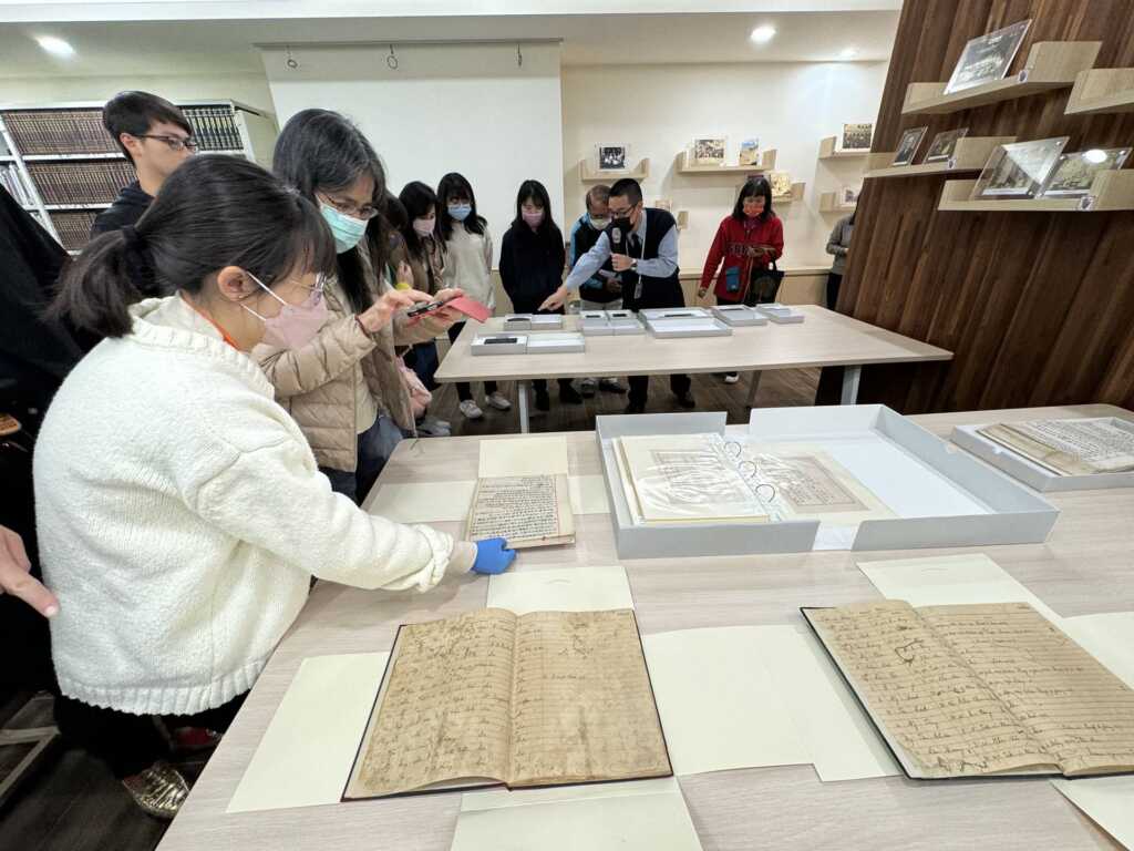 ▲這場「台灣基督長老教會文物普查暨文獻修復專案分享會」邀請各界參與,將近距離觀摩修復成果。(台南市文化局提供)