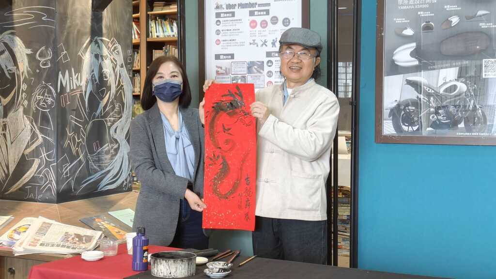 ▲員林崇實高工與建國科大師生聯展,林清鏡院長表演龍年畫龍。(記者林明佑翻攝)