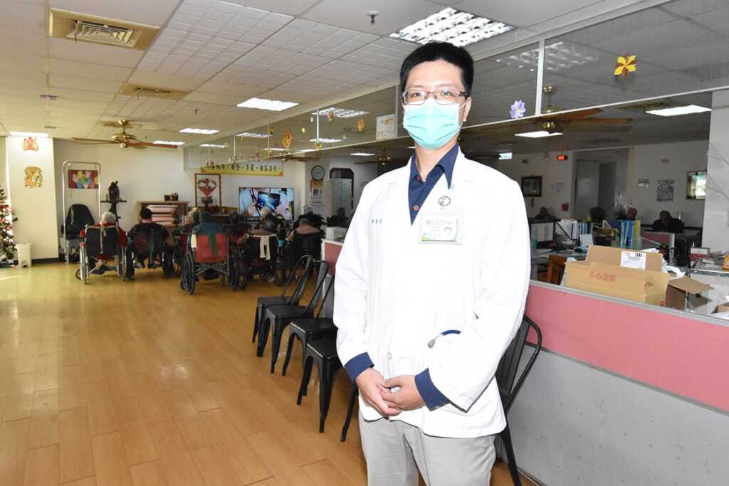 ▲周皇志醫師表示,健檢設備更加升級,可為護理機構住民做更多、更新、更深入的檢查。(彰基醫院提供)