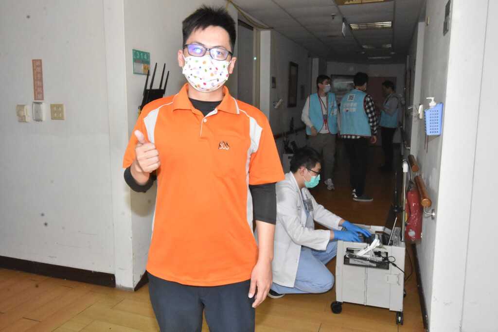 ▲蘇郁塘組長表示,精密的檢查儀器可以製做成行動式,未來健檢可以更方便。(彰基醫院提供)