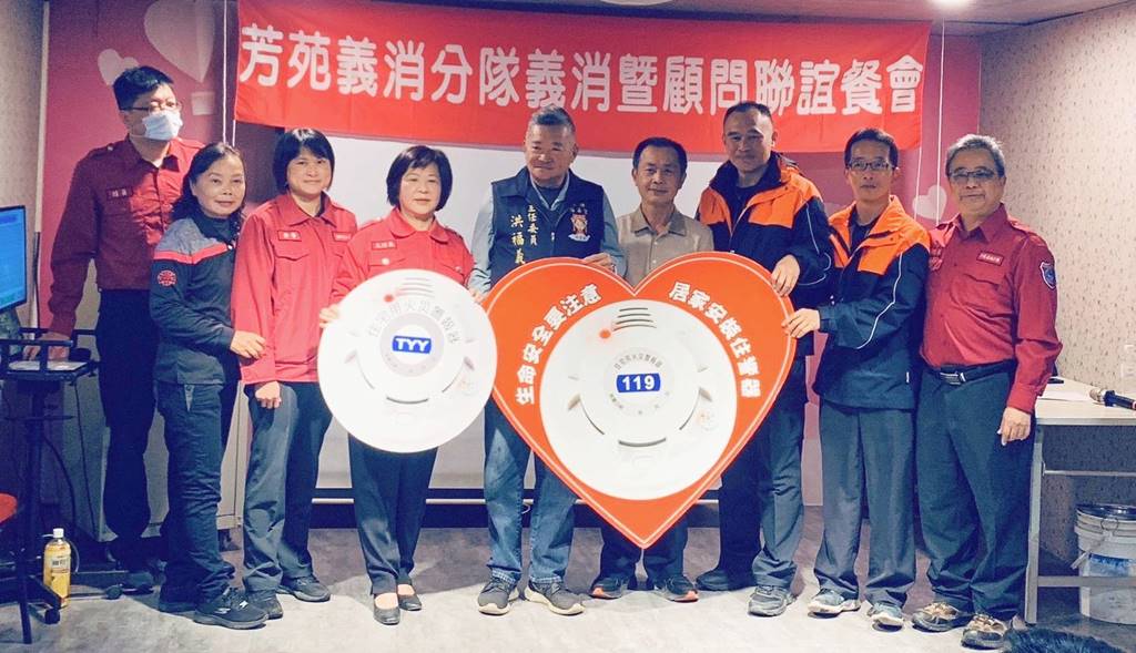 ▲福海宮與民眾善舉捐315顆住警器,由彰化縣消防局第四大隊大隊長張順享代表受贈,並回贈感謝狀感謝福海宮及四位民眾之善舉。(彰化縣消防局提供)
