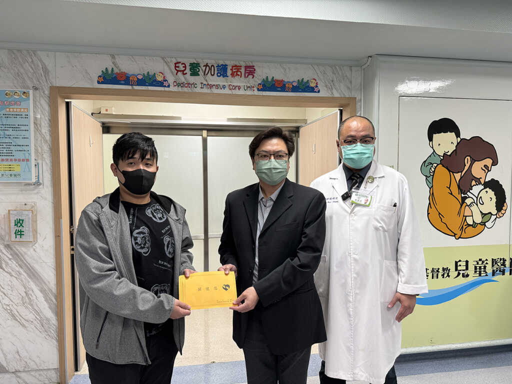 ▲教育部主秘廖興國(圖中)前往探視陳姓女童,並贈予慰問金。(彰基醫院提供)