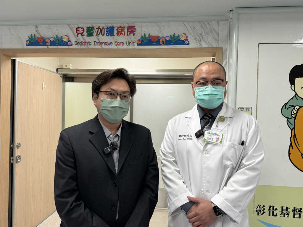 ▲張尚文主任(圖右)表示,醫療團隊全力救治下,期望陳小妹妹有奇蹟出現。(彰基醫院提供)