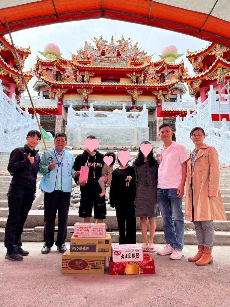 ▲員林分局協助洪姓弱勢家庭,於年前聯絡員林市福和宮慈善會愛心助過年。(彰化縣警察局提供)