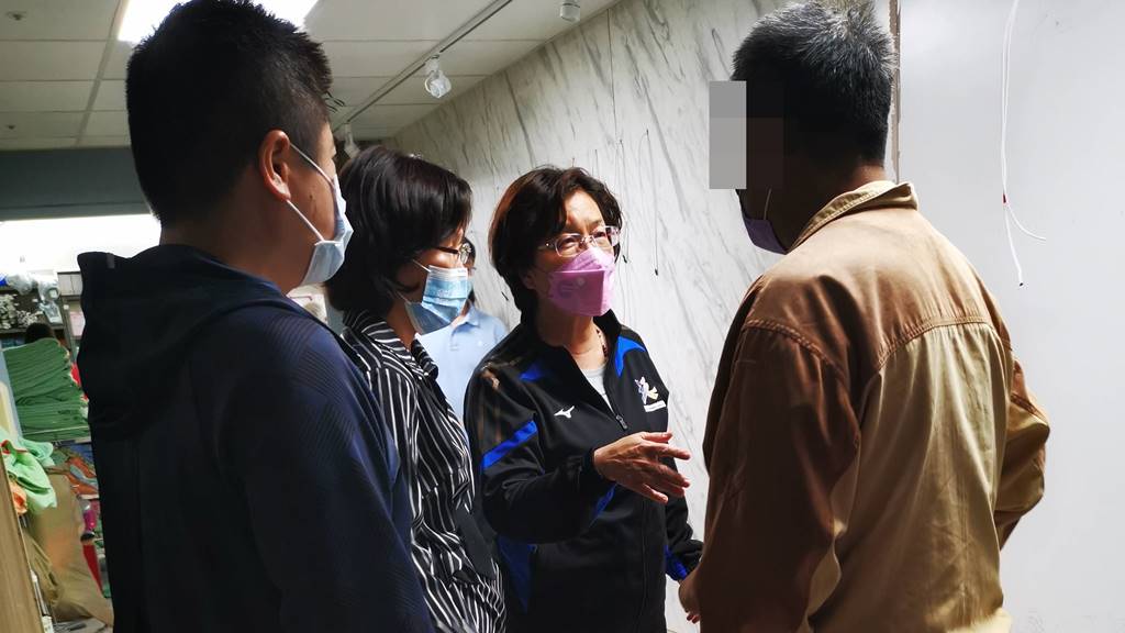 ▲彰化今晚發生一起重大車禍,王惠美縣長接獲通報後第一時間到院關心,並給予慰問金2萬元,並指派社會處、教育處等相關單位全力予以協助。(彰化縣政府提供)