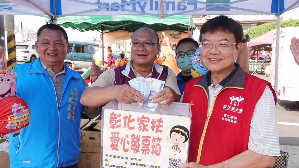 ▲花壇鄉長顧勝敏是登高一呼率先捐款一萬元拋磚引玉，幫助彰化家扶兒少能夠順利、穩定就學。（記者林郁芯攝）