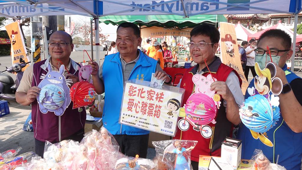 ▲花壇鄉民代表會主席沈文盛響應活動，愛心捐款3千元，並邀請花壇鄉親這2日來愛心共襄盛舉。（記者林郁芯攝）
