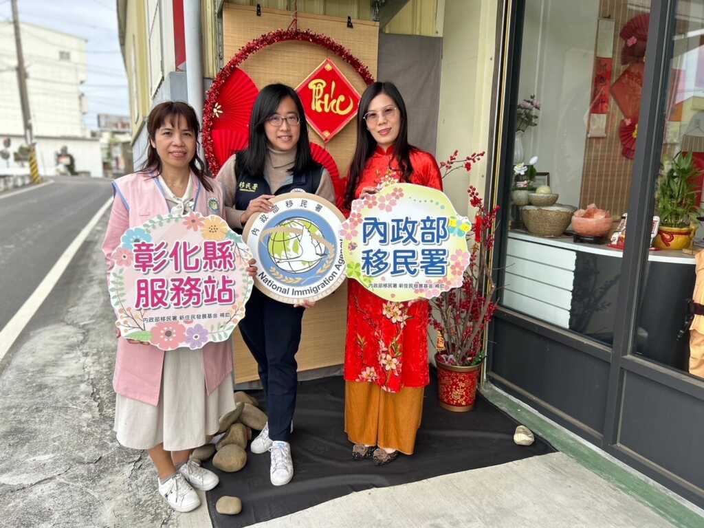 ▲心南鄉店舖外醒目的拍照打卡熱點,是越南的年節布置。(移民署中區事務大隊彰化縣服務站提供)