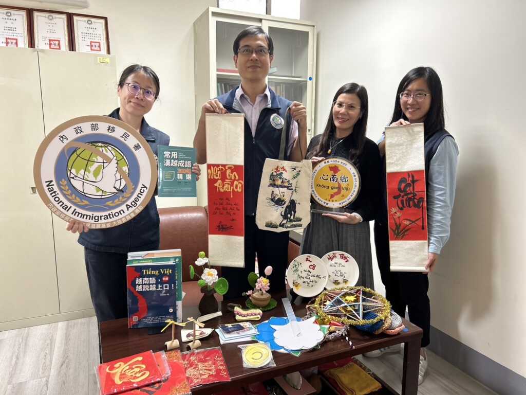 ▲彰化縣服務站前往訪視心南鄉店鋪負責人范氏伶。(移民署中區事務大隊彰化縣服務站提供)