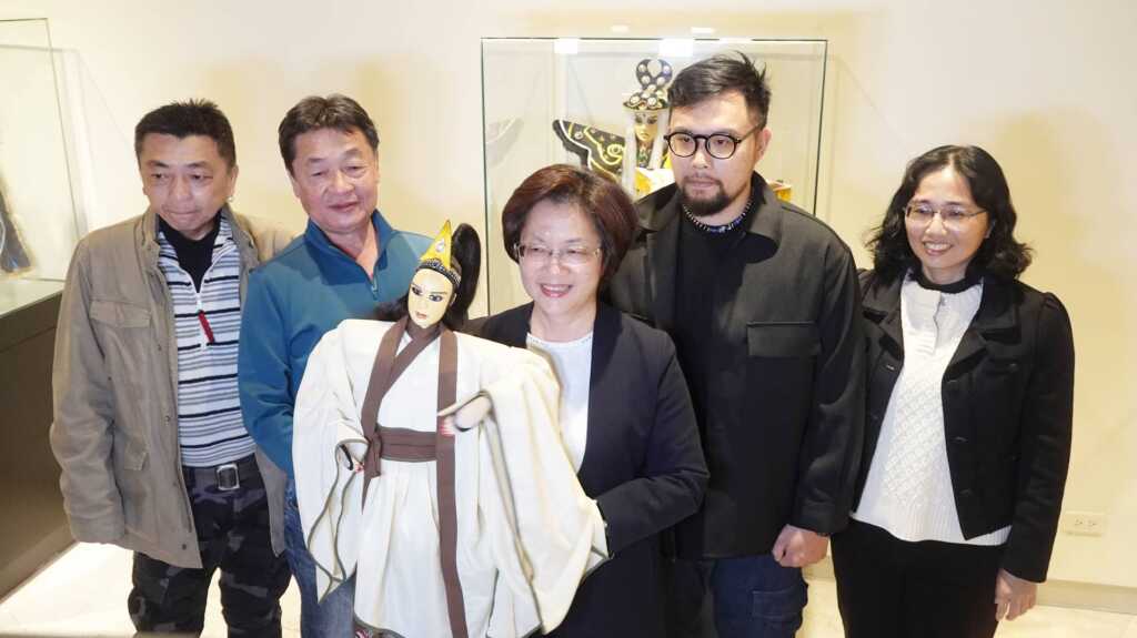 ▲王惠美指出,此次展覽主題「巧成真」,是取自徐柄垣藝師創立的「巧成真木偶之家」,在霹靂布袋戲系列中的作品,出自他手的幾乎為當期的一線角色,如「史艷文」。(記者林郁芯攝)