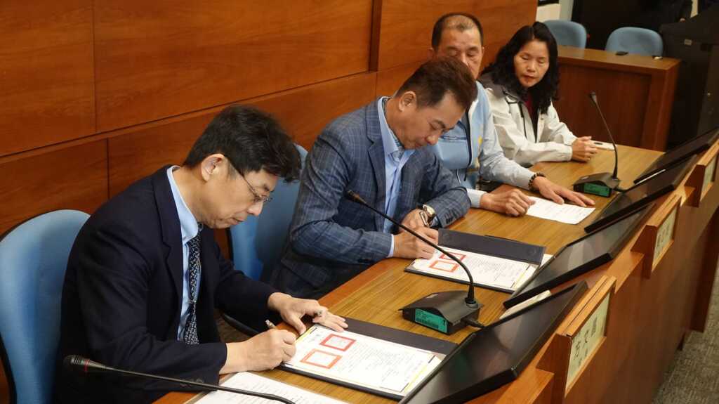 ▲大村鄉賴志銘鄉長(右)與大葉大學方文昌校長(左)代表雙方簽署合作意向書。(記者林郁芯攝)