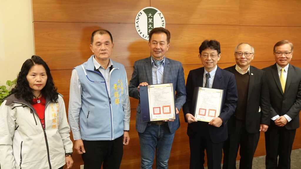 ▲大村鄉賴志銘鄉長(左三)與大葉大學方文昌校長(右三)持合約書合影。(記者林郁芯攝)