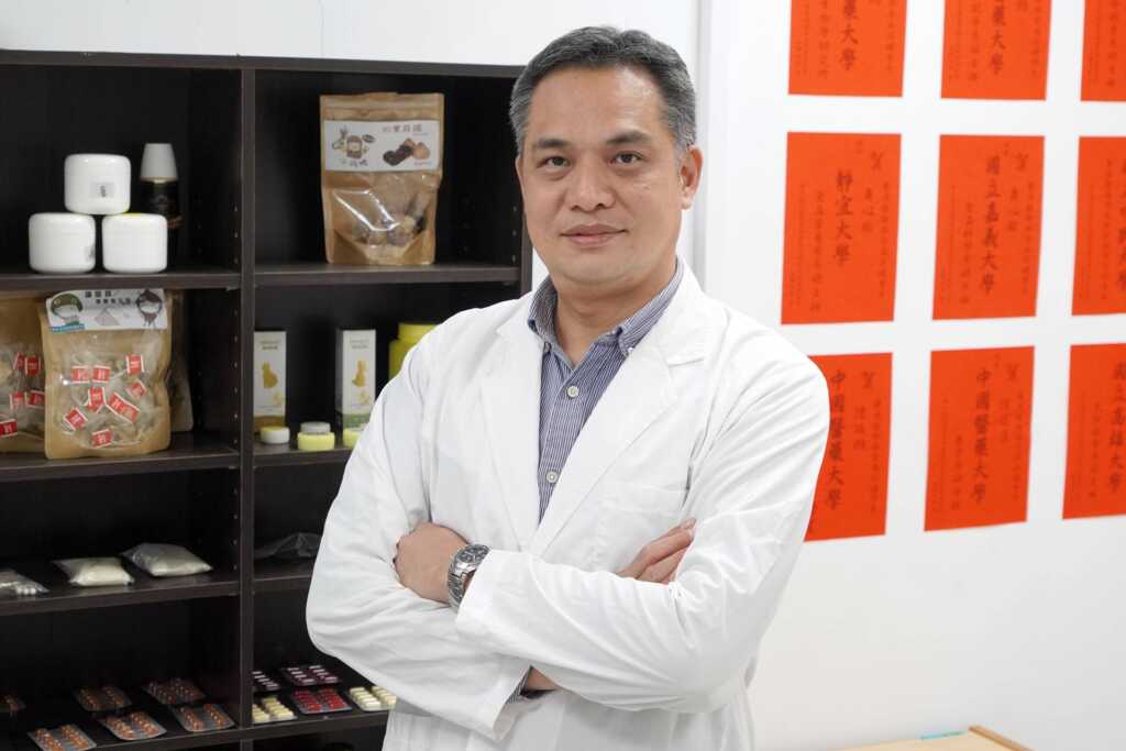 ▲大葉大學藥保系蔡仁傑老師執行國科會計畫，研究雲芝應用於過敏性氣喘新藥的可能。（記者林郁芯翻攝）