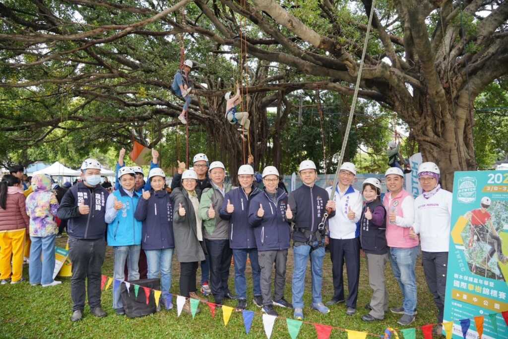▲出席人員體驗攀樹前合影。（台中市政府提供）