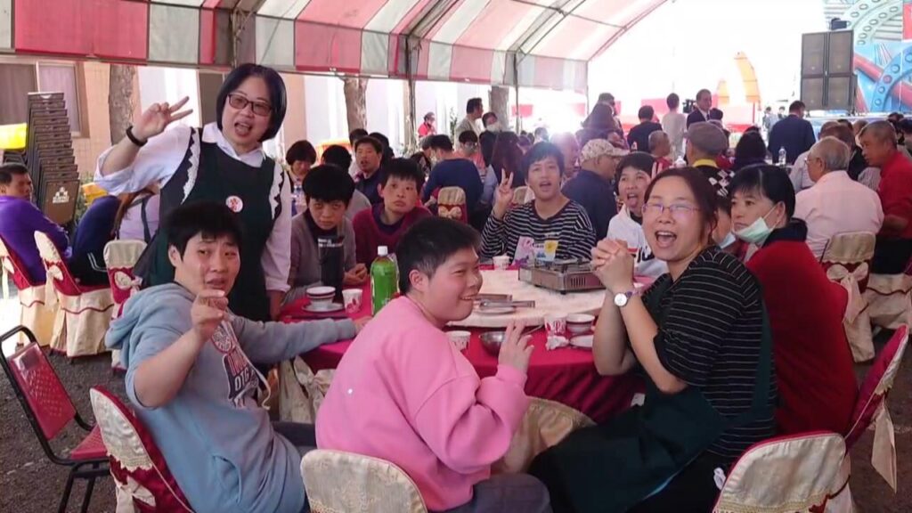 ▲彰化企業經營研究協會新春團拜設宴邀請與招待喜樂師生，共享新春團圓氛圍。（喜樂保育院提供）